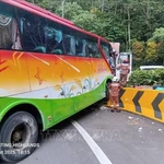 Se cree que el autobús perdió el control y chocó con otros dos coches, haciendo que los tres vehículos se desviaran de su carril. (Foto: VNA)