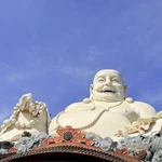 Mayor estatua de Buda Maitreya en la cima de una montaña de Asia impresiona a los visitantes