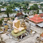 Imponente complejo de estatuas budistas en un templo khmer de An Giang