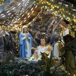 Ciudad centrovietnamita de Hue resplandece al recibir la temporada navideña