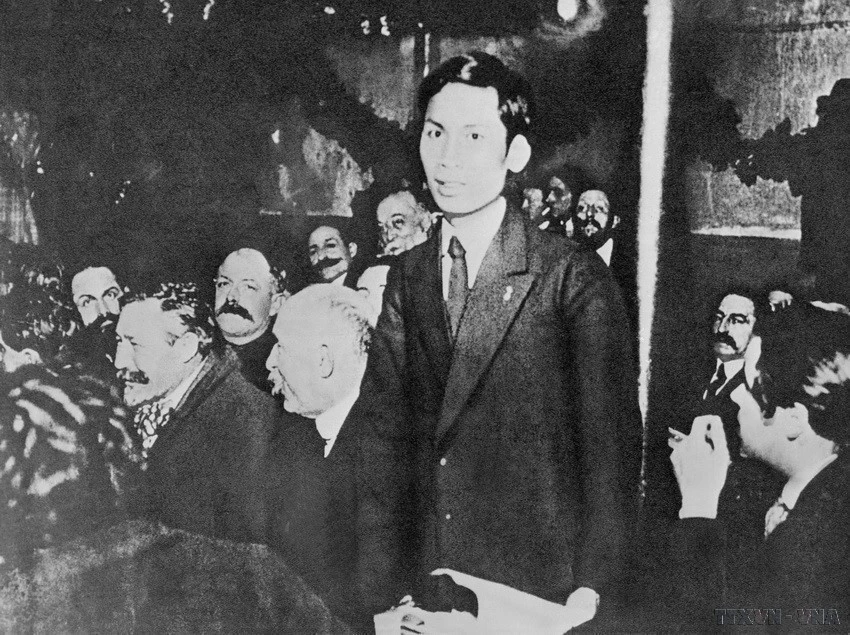 El camarada Nguyen Ai Quoc (presidente Ho Chi Minh) habla en el congreso fundacional del Partido Comunista Francés en Tours. Fue el primer vietnamita en convertirse en comunista, y uno de los fundadores del Partido Comunista Francés (diciembre de 1920). (Foto: VNA)