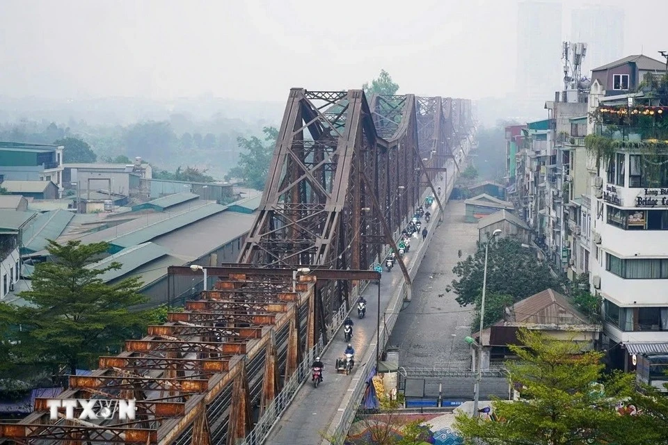 El puente Long Bien está diseñado con un estilo arquitectónico francés y conecta las dos orillas del río Rojo. Con una longitud total de dos mil 290 metros y 896 metros de puente de acceso, 19 tramos de vigas de acero y 20 pilares de sólida elevación, el puente Long Bien es una de las obras más impresionantes de Hanoi. (Foto: VNA)