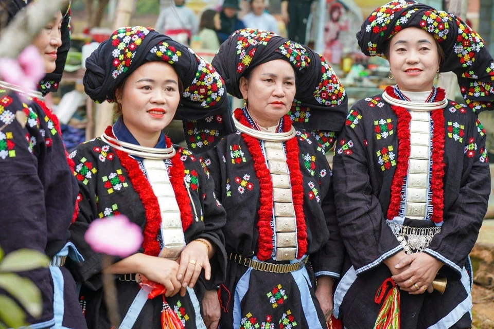 La gente de Dao da mucha importancia a la vestimenta. Los trajes de las mujeres incluyen: camisa, pañuelo, pantalones, cinturón y vendas para las piernas. Además de los detalles principales del traje, las mujeres Dao Tien también añaden un toque de estilo con joyas de plata. (Foto: VNA)