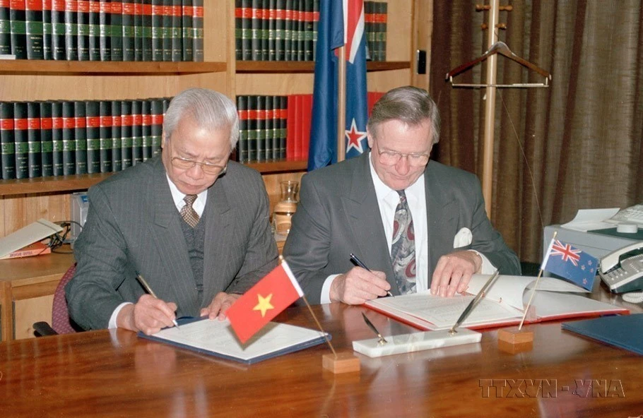 El primer ministro de Nueva Zelanda, Jim Bolger, y su homólogo vietnamita Vo Van Kiet rubricaron el Acuerdo de Cooperación Económica y Comercial entre Vietnam y Nueva Zelanda (26 de mayo de 1993). (Foto: VNA)