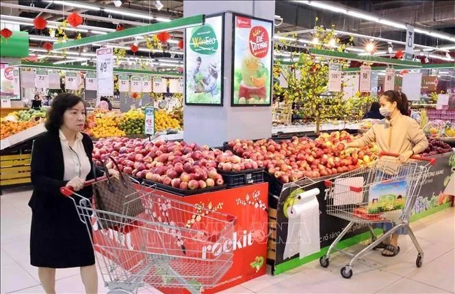 Los consumidores compran en Winmart Vo Thi Sau, en el distrito de Hai Ba Trung, Hanoi. (Foto: VNA)