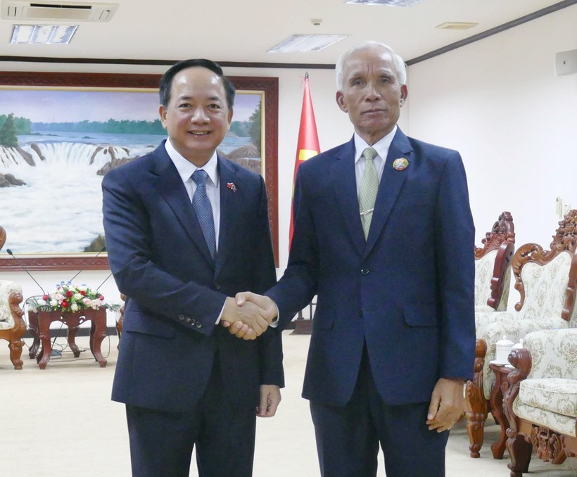 El secretario del Comité Central del Partido Comunista de Vietnam (PCV) y jefe de su Comisión de Propaganda, Educación y Movilización de Masas, Trinh Van Quyet, se reúne con Khamphan Pheuiyavong, secretario del Comité Central del Partido Popular Revolucionario de Laos y jefe de su Comisión de Propaganda y Capacitación. (Foto: VNA)