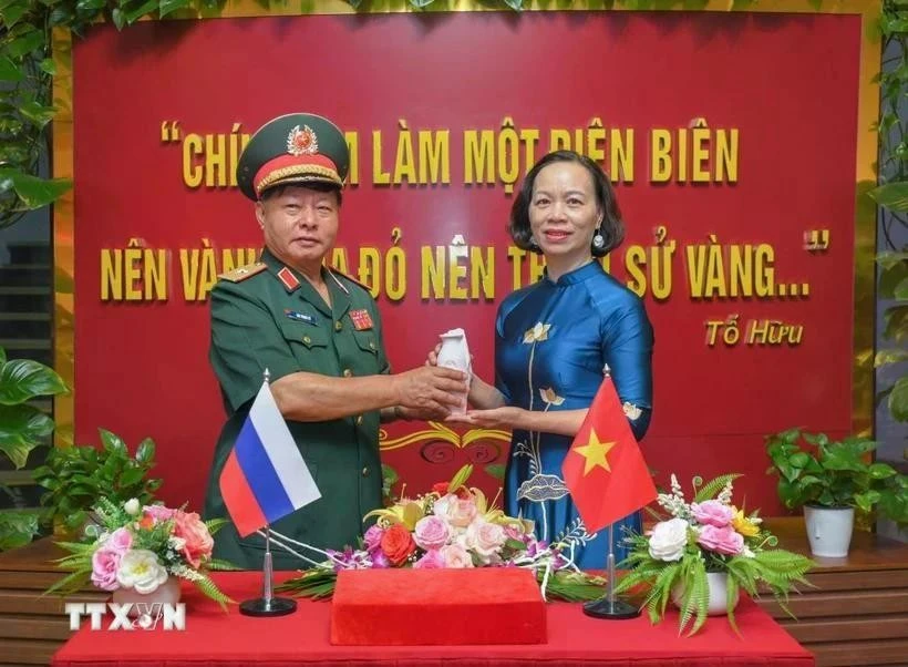 El mayor general Luu Trong Lu, presidente de la Asociación de Veteranos de Guerra de la provincia de Dien Bien, entrega la vasija de tierra a Vu Thi Tuyet Nga, directora del Museo de la Victoria de Dien Bien Phu. (Foto: VNA)