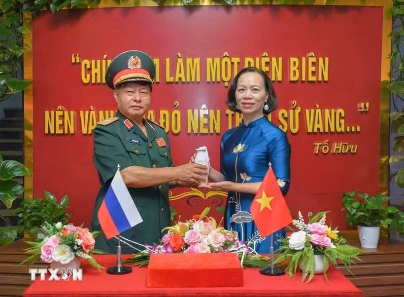 El mayor general Luu Trong Lu, presidente de la Asociación de Veteranos de Guerra de la provincia de Dien Bien, entrega la vasija de tierra a Vu Thi Tuyet Nga, directora del Museo de la Victoria de Dien Bien Phu. (Foto: VNA)