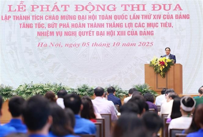 El primer ministro Pham Minh Chinh lanzó un movimiento de emulación para dar la bienvenida al XIV Congreso Nacional del Partido. (Foto: VNA)