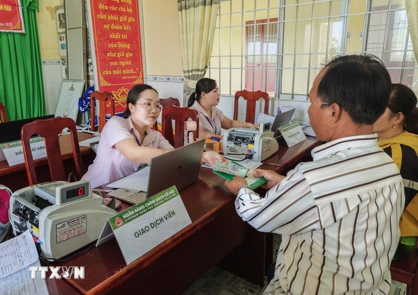 Un hombre recibe un préstamo preferencial del Banco de Políticas Sociales de Vietnam. (Foto: VNA)