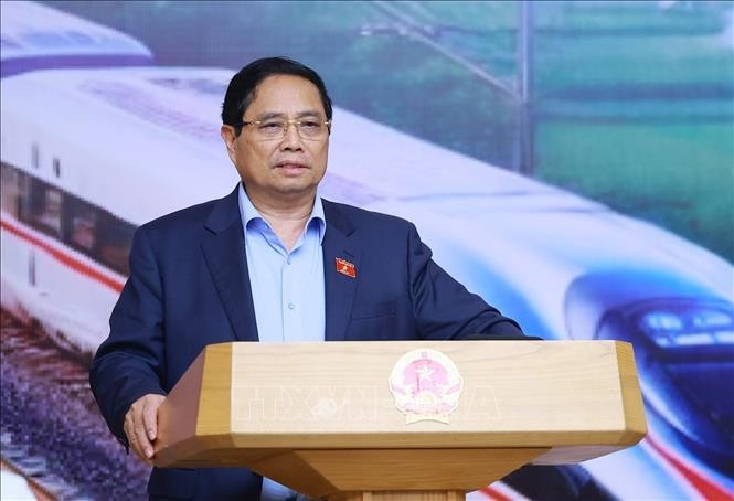 El primer ministro Pham Minh Chinh interviene en la reunión. (Fuente: VNA)