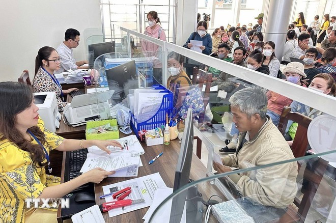 Ciudadanos realizan trámites administrativos en el Centro de Servicios Administrativos Públicos de la ciudad de Can Tho. (Foto: VNA)