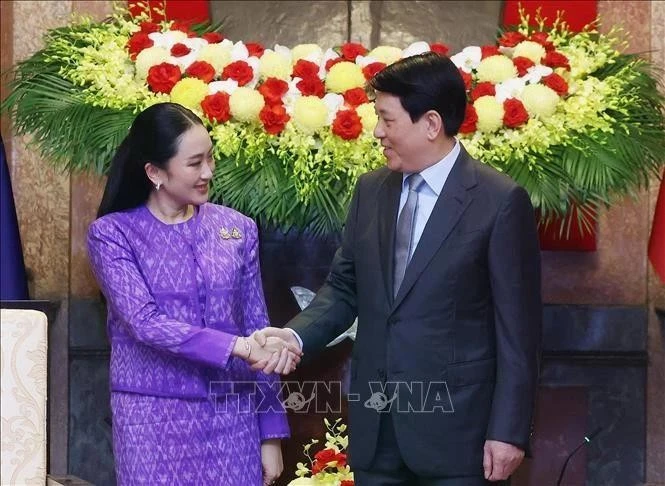 El presidente vietnamita, Luong Cuong (derecha), recibe a la primera ministra tailandesa, Paetongtarn Shinawatra, en Hanoi el 16 de mayo. (Foto: VNA)