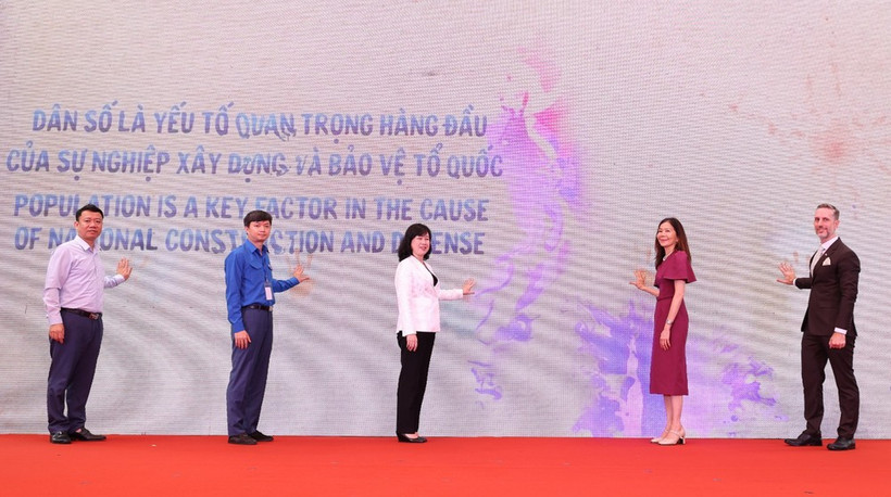 La ministra de Salud, Dao Hong Lan, Pauline Tamesis, Matt Jackson, Nguyen Minh Triet, director del Departamento de Población, Le Thanh Dung, presionaron el botón de inicio y difundieron mensajes en respuesta al Día Mundial de la Población. (Foto: Vietnam+)