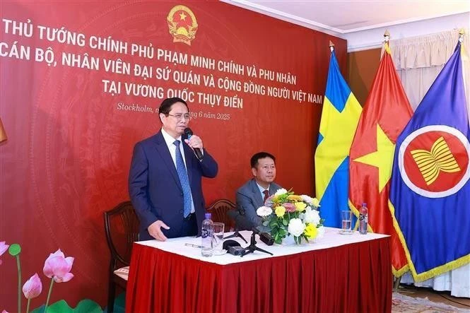 El primer ministro Pham Minh Chinh habla en una reunión con personal de la Embajada de Vietnam y representantes de la comunidad vietnamita en Suecia el 11 de junio. (Foto: VNA)