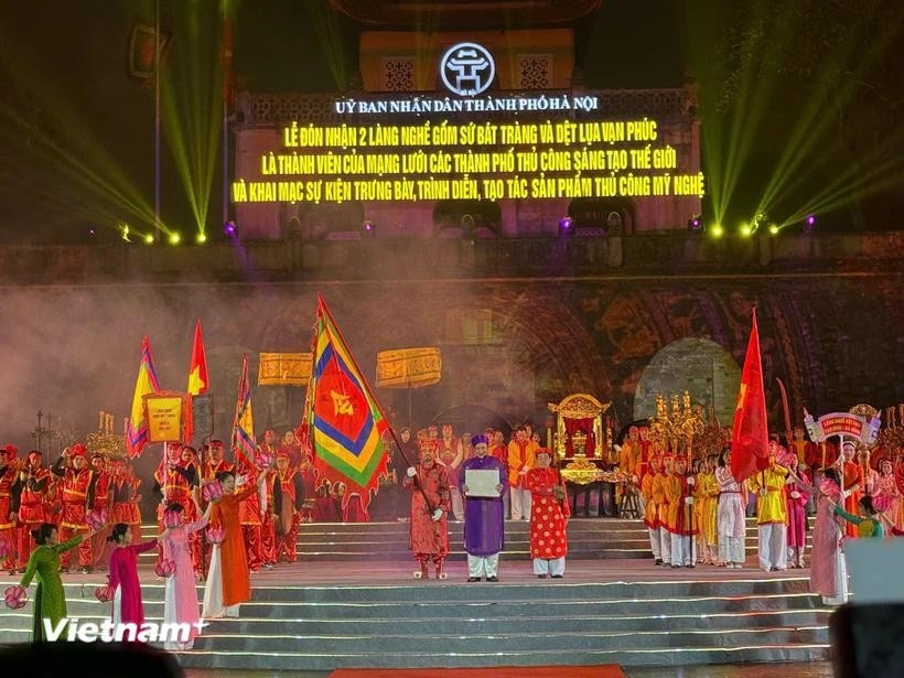 Ceremonia de bienvenida a las aldeas de Bat Trang y Van Phuc para convertirse en miembros de la Red Mundial de Ciudades Artesanales Creativas. (Foto: Vietnam+)
