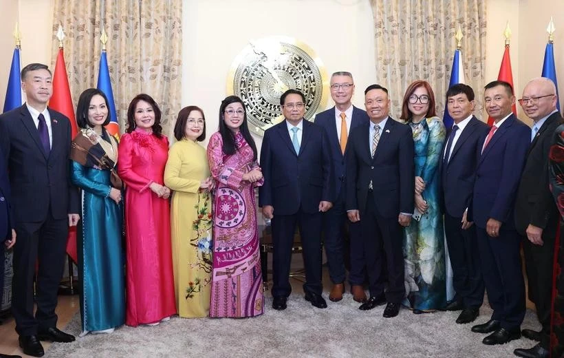 El primer ministro Pham Minh Chinh (séptimo desde la derecha), su esposa y el personal de la embajada de Vietnam en la República Checa. (Foto: VNA)