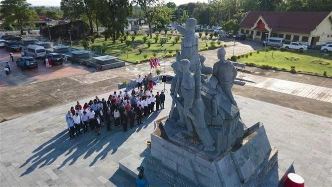 Delegados vietnamitas y laosianos en el Monumento a la Alianza de Combate Laos-Vietnam en la provincia de Khammouane, Laos. (Foto: VNA)