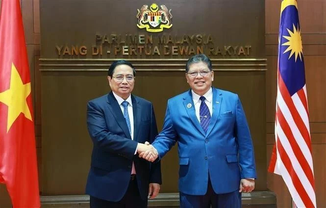 El primer ministro vietnamita Pham Minh Chinh y presidente de la Cámara de Representantes de Malasia Tan Sri Dato' Johari Bin Abdul en Kuala Lumpur el 25 de mayo. (Foto: VNA)