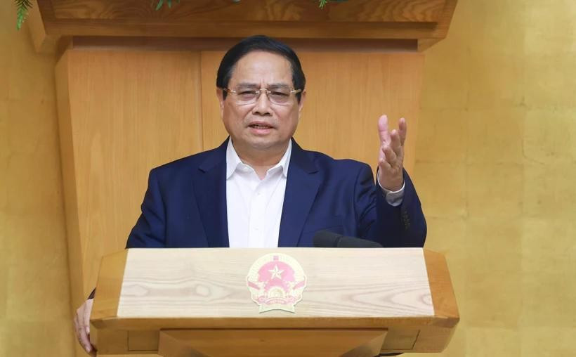 El primer ministro Pham Minh Chinh interviene en la reunión ordinaria del Gabinete. (Foto: VNA)