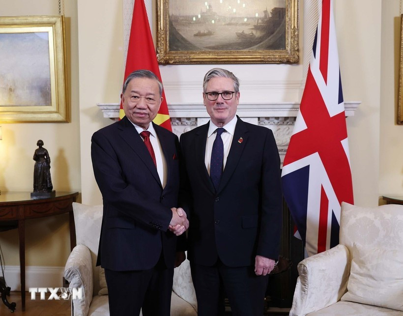 El secretario general del Partido Comunista de Vietnam, To Lam (izquierda), estrecha la mano del primer ministro británico Keir Starmer. (Foto: VNA)