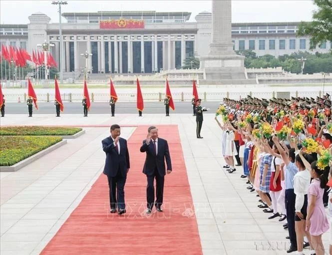 El secretario general del Partido Comunista y presidente de Vietnam, To Lam (d), y su homólogo chino, Xi Jinping, en la ceremonia de bienvenida del primero durante su visita de Estado a China del 18 al 20 de agosto de 2024. (Foto: VNA)