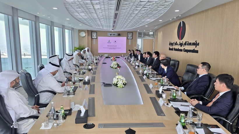 Representantes de Petrovietnamita sostiene una sesión de trabajo con el KPC.
