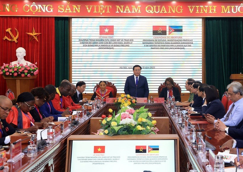 Nguyen Xuan Thang, miembro del Buró Político y presidente de la Academia Nacional de Política de Ho Chi Minh, habla en la ceremonia de apertura del programa (Foto: VNA)