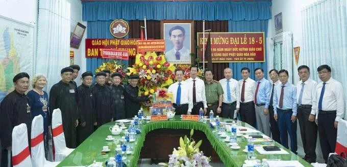 La delegación de líderes de An Giang y representantes del Comité Ejecutivo de la Sangha Budista Hoa Hao el 11 de junio. (Foto: VNA)