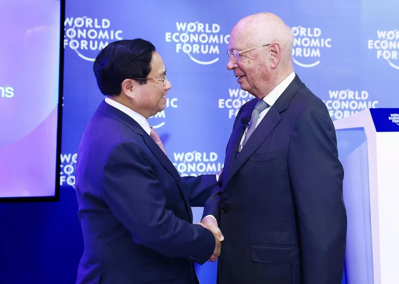 El primer ministro Pham Minh Chinh y el fundador y presidente ejecutivo del Foro Económico Mundial, Klaus Schwab (Foto: VNA)