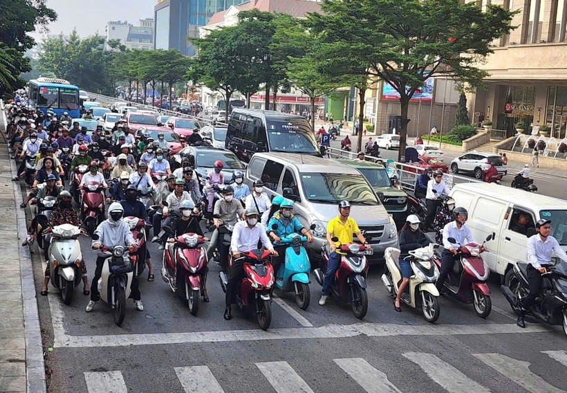 Según la Directiva n.º 20/CT-TTg del Primer Ministro, emitida el 12 de julio, Hanoi se convertirá en la primera ciudad vietnamita en prohibir la circulación de motocicletas y ciclomotores propulsados por combustibles fósiles en la circunvalación 1 de la ciudad, a partir del 1 de julio de 2026. (Foto: VNA)