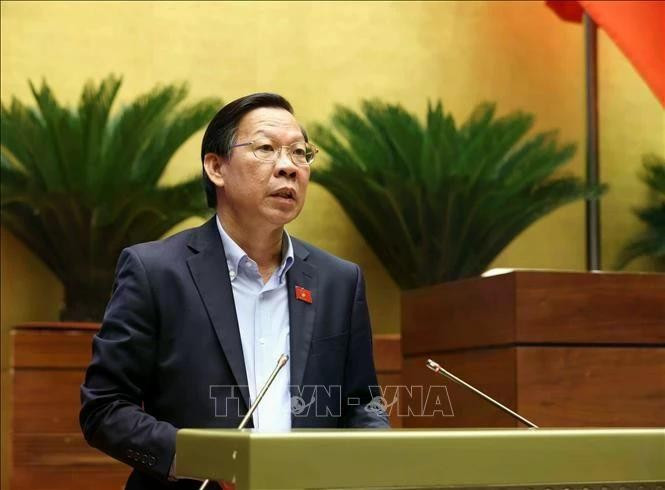 Phan Van Mai, presidente de la Comisión de Asuntos Económicos y Financieros de la Asamblea Nacional, presenta un informe con explicaciones, comentarios y revisiones al proyecto de ley modificado del Impuesto sobre la Renta de las Sociedades. (Foto: VNA)