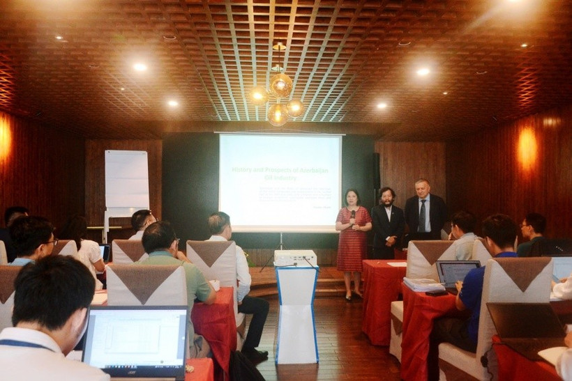 Nguyen Thi My Hanh, subdirectora del Departamento de Capacitación de la Junta de Gestión de Recursos Humanos de Petrovietnam, pronunció el discurso inaugural del curso de capacitación.