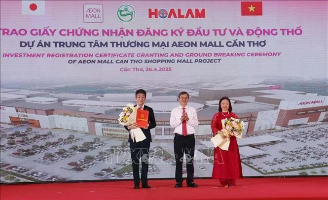 El presidente del Comité Popular de la ciudad de Can Tho, Truong Canh Tuyen, otorgó el certificado de registro de inversión al líder de Aeon Mall Vietnam. (Foto: VNA)