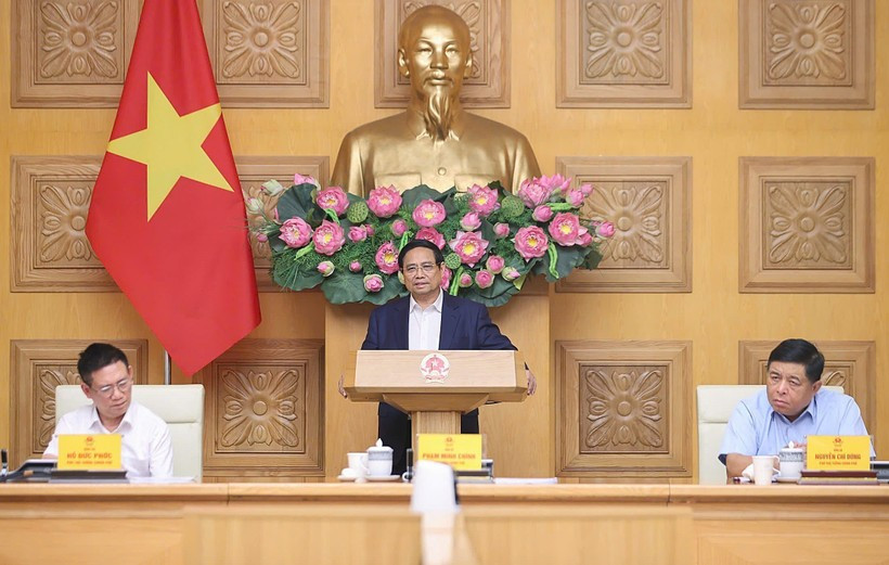 El primer ministro vietnamita, Pham Minh Chinh, interviene en la reunión. (Fuente: VNA)