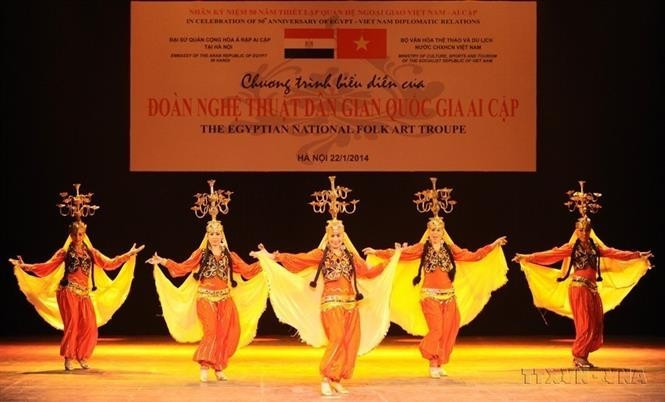 Artistas egipcios interpretan danzas tradicionales en un programa artístico especial del grupo nacional de danza folclórica egipcia en la Ópera de Hanoi el 22 de enero de 2014. (Foto: VNA)