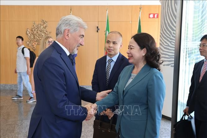 Raffaele Cattaneo, secretario de Estado de la Región de Lombardía, recibió a la vicepresidenta Vo Thi Anh Xuan en la sede de la región. (Foto: VNA)
