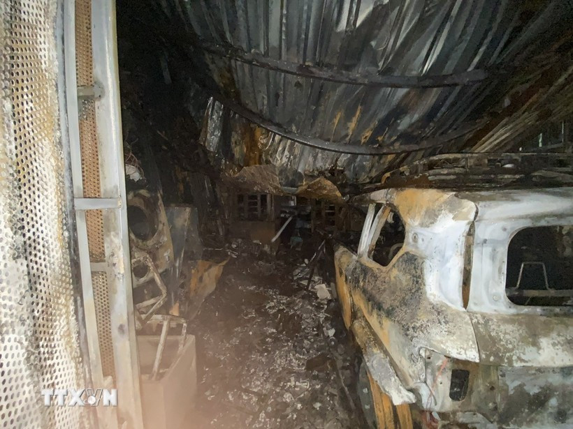 Un coche fue incendiado y abandonado en el patio del complejo de apartamentos. (Foto: VNA)