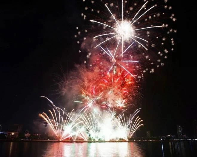 Actuación del equipo de Da Nang en el Festival Internacional de Fuegos Artificiales de Da Nang (DIFF) de 2024. (Foto: VNA)