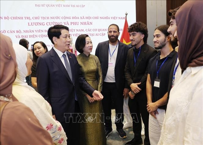 El presidente Luong Cuong, y su esposa se reúne con representantes de la comunidad vietnamitas en Egipto. (Foto: VNA)