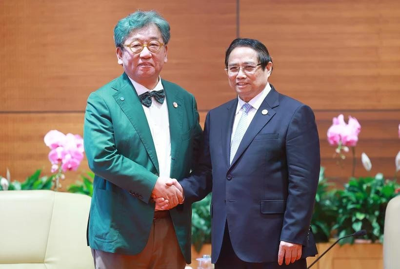 El primer ministro Pham Minh Chinh (der.) y el director general de GGGI, Sang-Hyup Kim. (Foto: VNA)