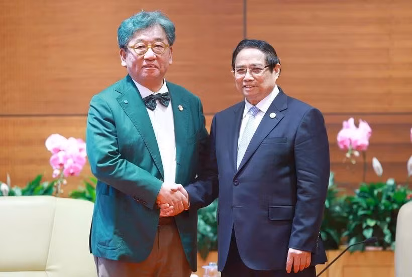 El primer ministro Pham Minh Chinh (der.) y el director general de GGGI, Sang-Hyup Kim. (Foto: VNA)