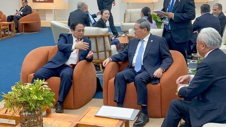 El primer ministro Pham Minh Chinh (izq.) se reúne con su par chino Li Qiang en el marco de la Cumbre ampliada del BRICS en Río de Janeiro, Brasil. (Foto: VNA)