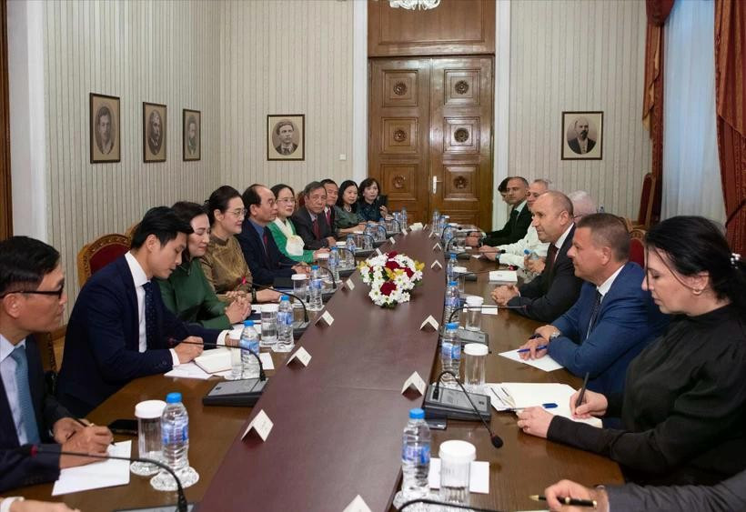 Reunión entre el presidente búlgaro, Rumen Radev, y la delegación vietnamita en Sofía el 4 de junio. (Foto: VNA)