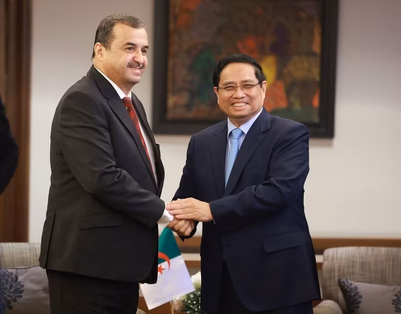 El primer ministro Pham Minh Chinh se reúne con el ministro de Estado argelino de Energía y Minas, Mohamed Arkab. (Foto: VNA)