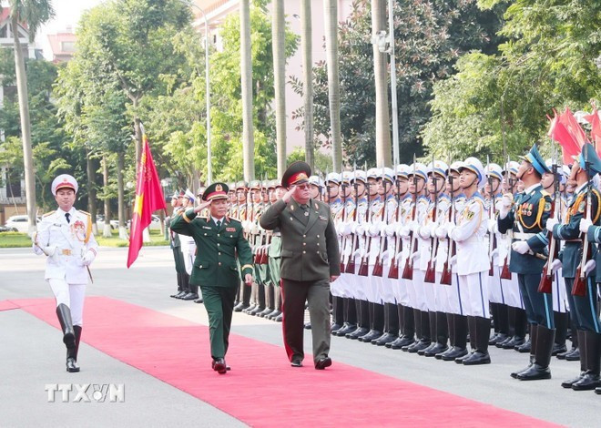 El general Nguyen Tan Cuong, jefe del Estado Mayor del Ejército Popular de Vietnam y viceministro de Defensa Nacional (izquierda), y el general de división Pavel Muraveiko, jefe del Estado Mayor General de las Fuerzas Armadas y primer viceministro de Defensa de Bielorrusia pasan revista a la Guardia de Honor del Ejército Popular de Vietnam. (Foto: VNA)