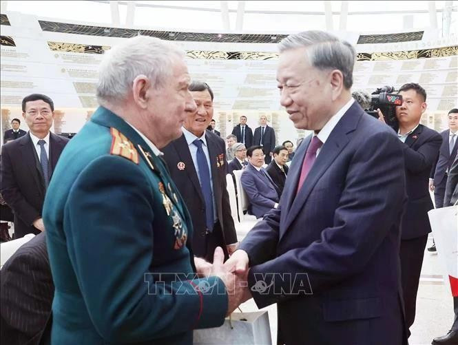 El secretario general del Partido Comunista de Vietnam, To Lam, estrecha la mano de un veterano bielorruso con destacadas contribuciones a Vietnam. (Foto: VNA)