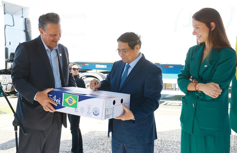 El primer ministro Pham Minh Chinh firma un paquete de carne de res exportada a Vietnam. (Foto: VNA)