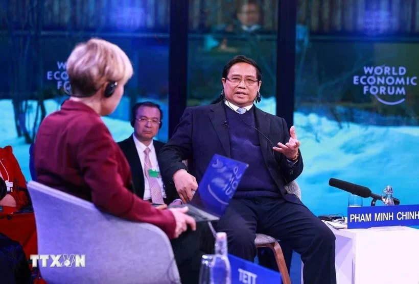 El primer ministro Pham Minh Chinh habla en el diálogo político especial (Foto: VNA)