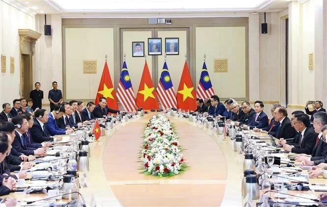Conversaciones entre el primer ministro vietnamita, Pham Minh Chinh, y su homólogo malasio, Anwar Ibrahim, en Kuala Lumpur el 25 de mayo (Foto: VNA)